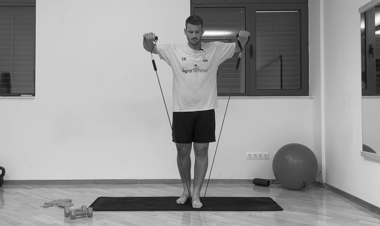 28 minutni trening snage sa bučicama i elastičnom trakom