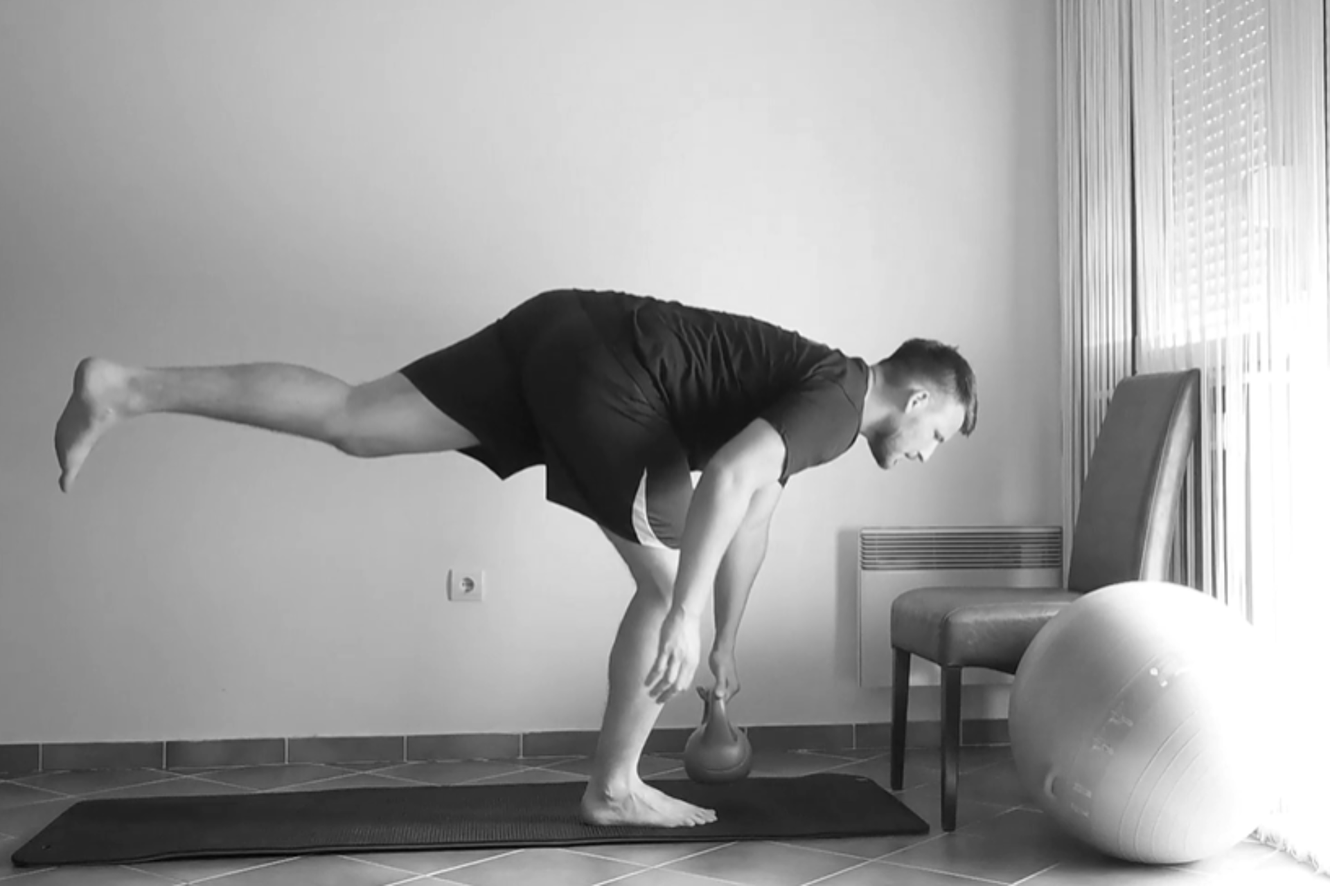 Trening snage sa girjom, kuhinjskom stolicom i pilates loptom